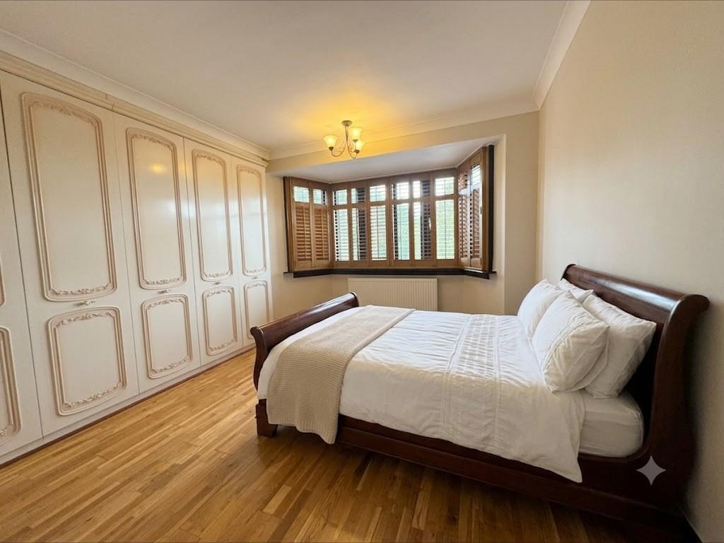 Edgwarebury Lane, HA8, Edgware